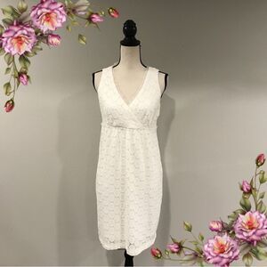 ‎V-neck sleeveless lace midi white dress